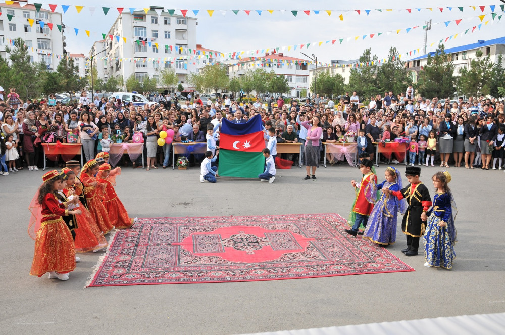 Xanım icra başçısı Masazır məktəbində - FOTO