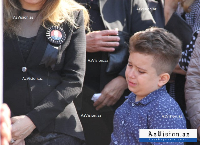 Şəhid pilotun oğlu atasının məzarı üstündə - FOTOLAR