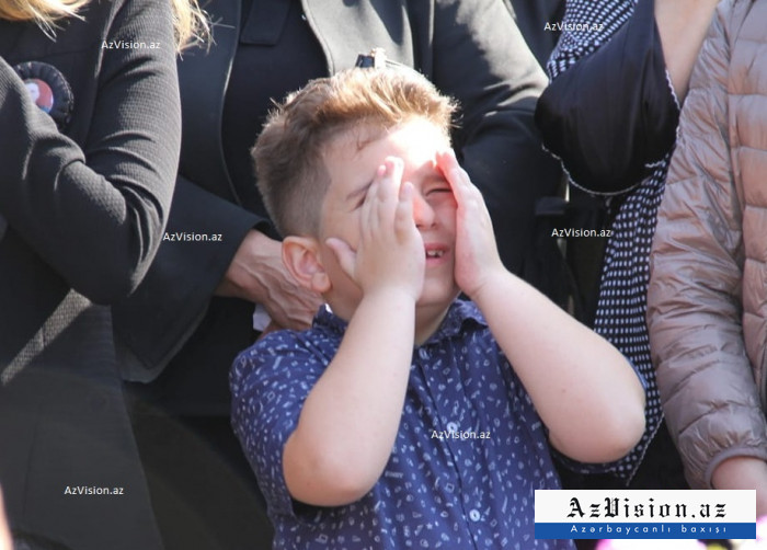 Şəhid pilotun oğlu atasının məzarı üstündə - FOTOLAR