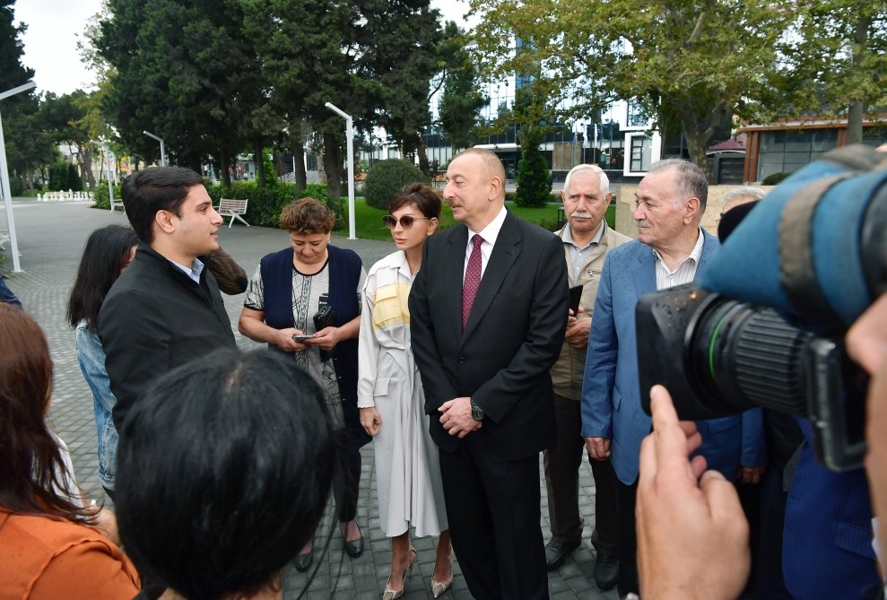 Prezident və xanımı Atatürk parkında - FOTOLAR