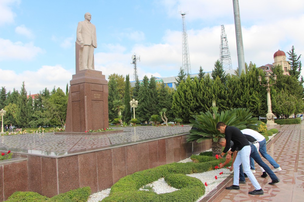 Gənclər təntənəli hərbi xidmətə yola salındı 