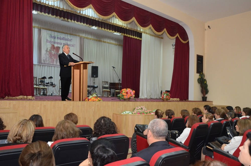 Malik İsaqov müəllimləri  təbrik etdi - FOTO