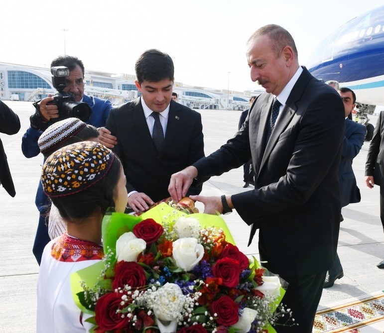 İlham Əliyev Türkmənistana getdi - FOTOLAR