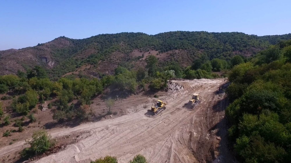 Dağları partladıb, yol salınır - Azərbaycanda (FOTO)