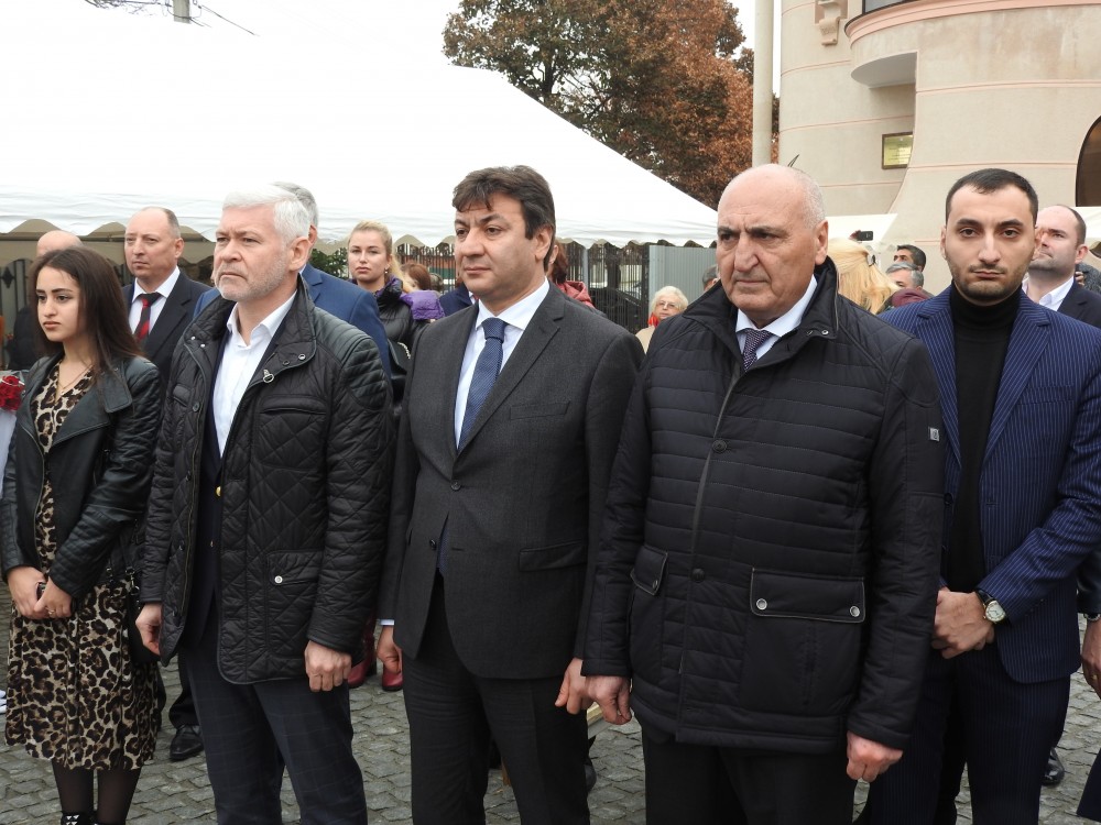 Erməni kilsəsinin yanında Azərbaycan bayrağı asıldı - FOTOLAR