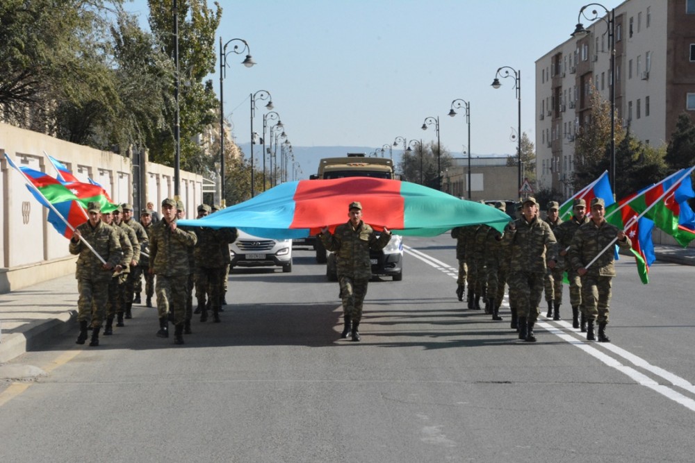 Əsgərlərin iştirakı ilə bayraq yürüşü - Qaradağda (FOTO)