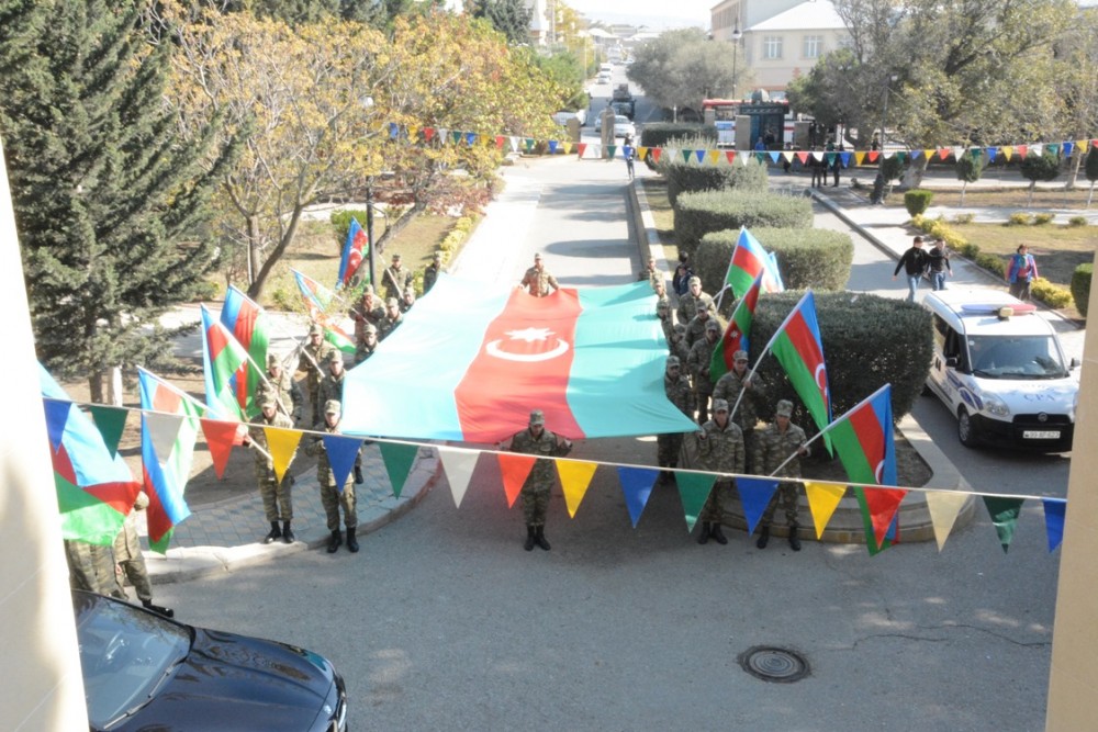 Əsgərlərin iştirakı ilə bayraq yürüşü - Qaradağda (FOTO)