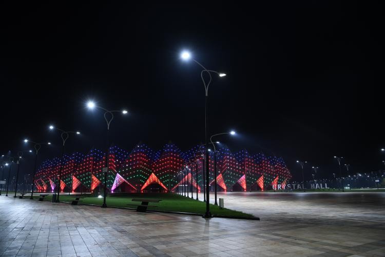 Bakı üçrəngli bayraqla bəzəndi - (FOTO - VİDEO)