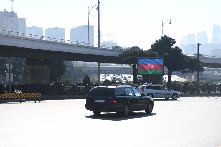 Bakı üçrəngli bayraqla bəzəndi - (FOTO - VİDEO)