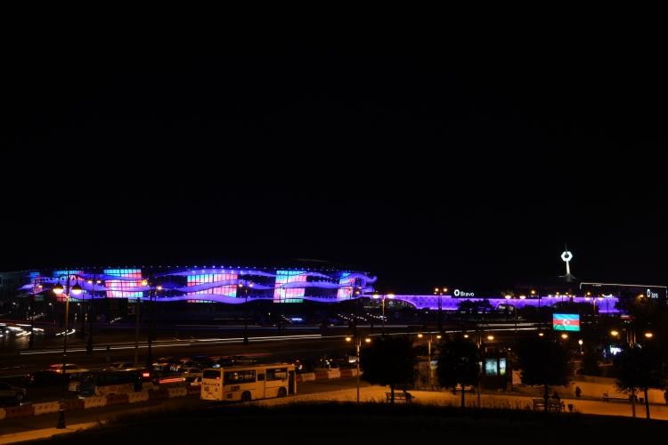 Bakı üçrəngli bayraqla bəzəndi - (FOTO - VİDEO)