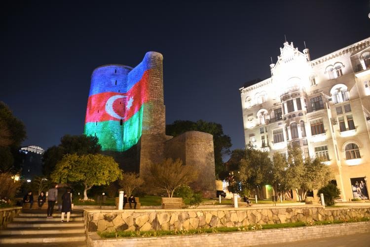 Bakı üçrəngli bayraqla bəzəndi - (FOTO - VİDEO)