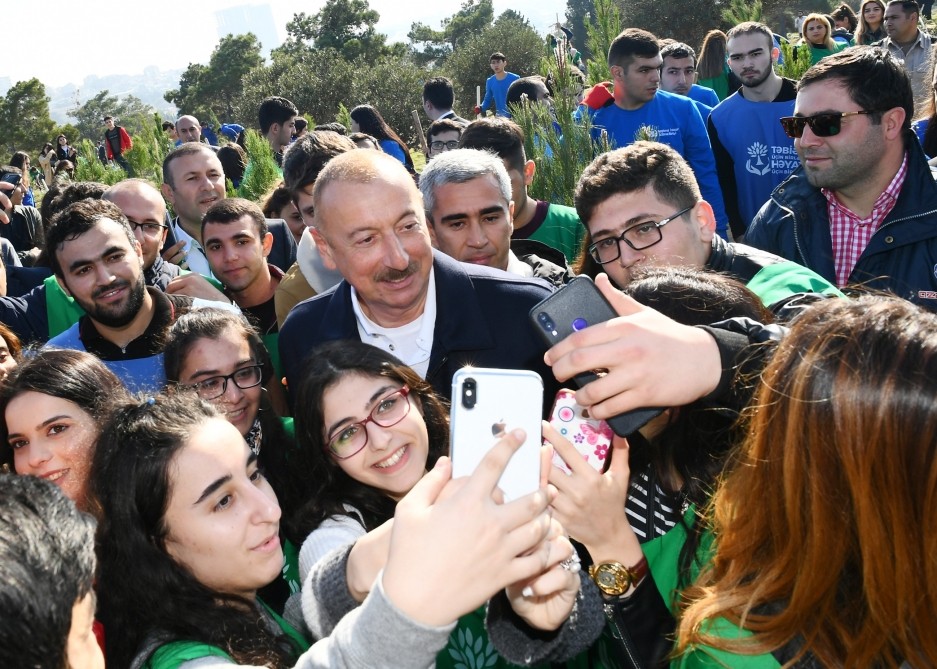 İlham Əliyev və xanımı ağacəkmə aksiyasında - FOTOLAR