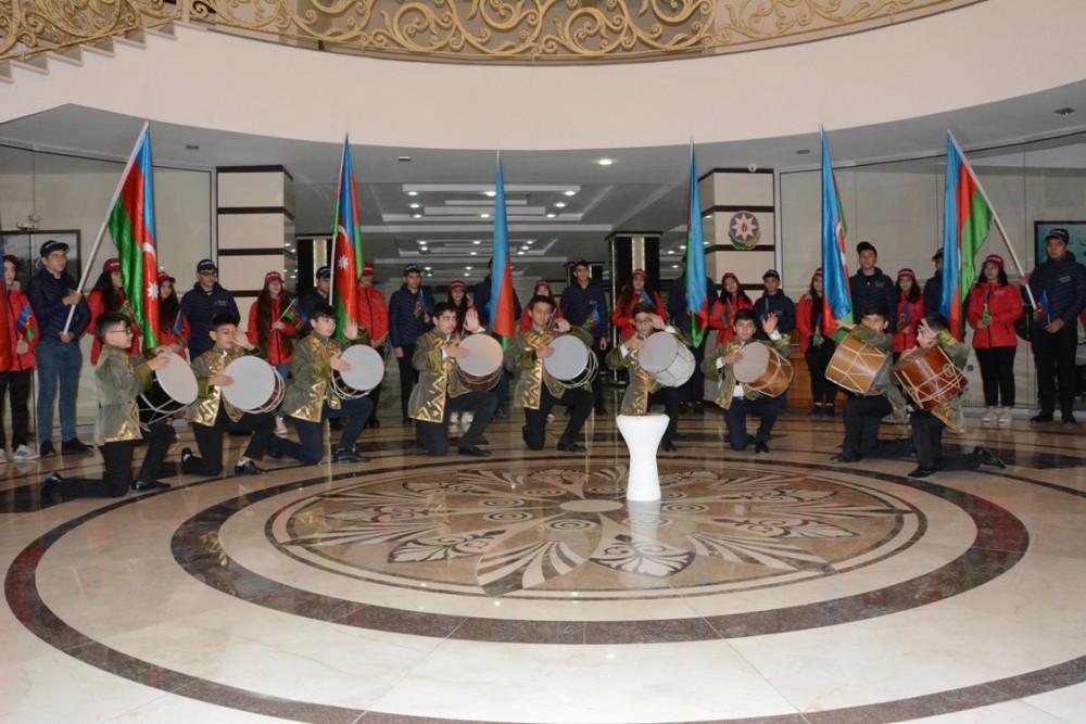 Qaradağlı məktəblilər Qərb bölgəsinə yola salındı - FOTO