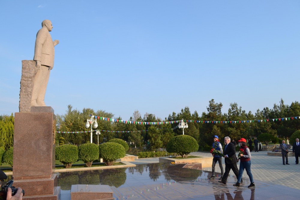 Hacıqabulda məktəblilərin yola salınma mərasimi keçirildi - FOTOLAR