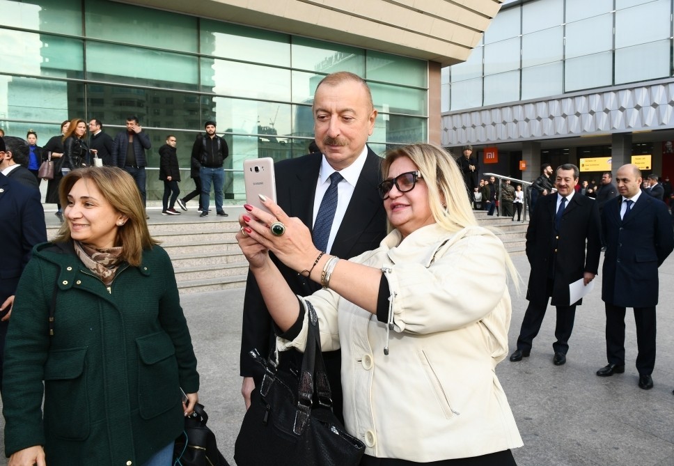 Prezident sakinlərlə söhbət edib, onlarla selfi çəkdirdi - FOTOLAR