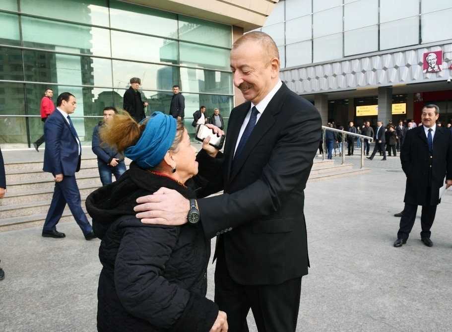 Prezident sakinlərlə söhbət edib, onlarla selfi çəkdirdi - FOTOLAR