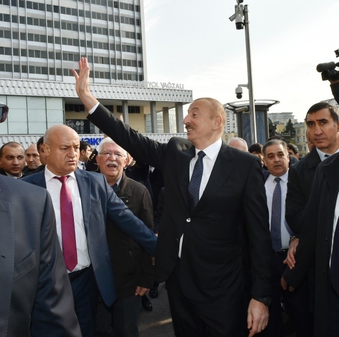 Prezident sakinlərlə söhbət edib, onlarla selfi çəkdirdi - FOTOLAR