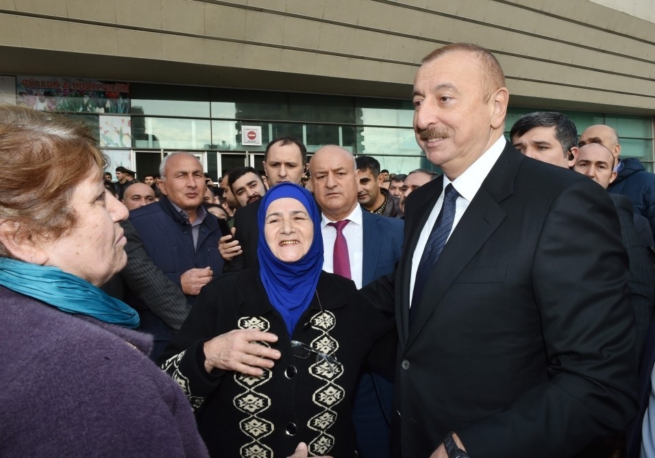 Prezident sakinlərlə söhbət edib, onlarla selfi çəkdirdi - FOTOLAR