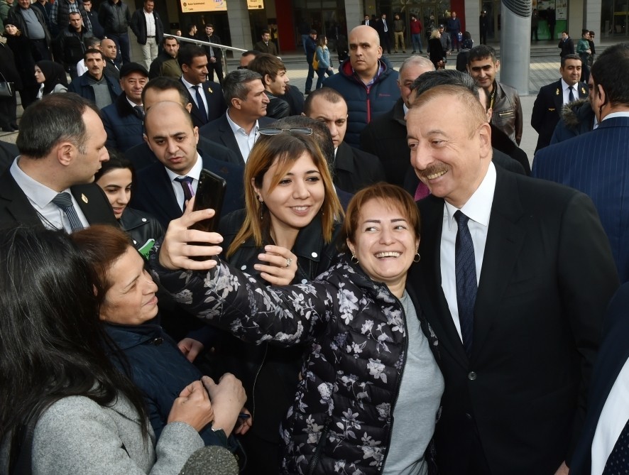 Prezident sakinlərlə söhbət edib, onlarla selfi çəkdirdi - FOTOLAR