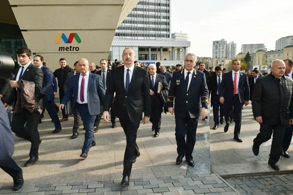 Prezident sakinlərlə söhbət edib, onlarla selfi çəkdirdi - FOTOLAR