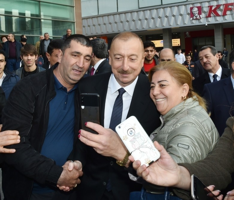 Prezident sakinlərlə söhbət edib, onlarla selfi çəkdirdi - FOTOLAR