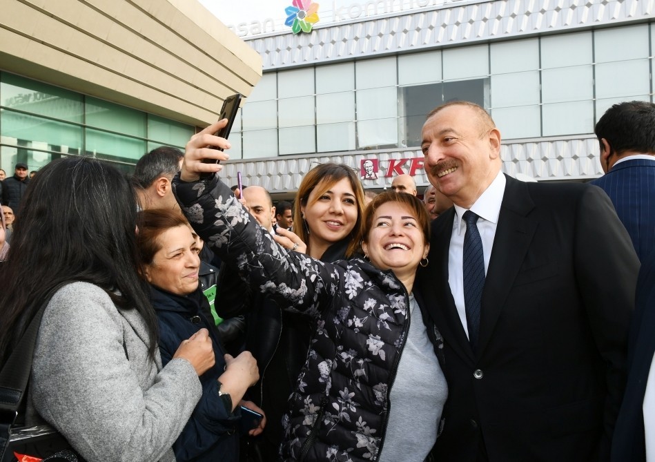 Prezident sakinlərlə söhbət edib, onlarla selfi çəkdirdi - FOTOLAR