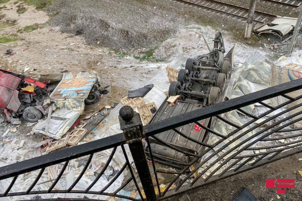 Bakıda yük maşını körpüdən aşdı - Ölənlər var  (FOTO)