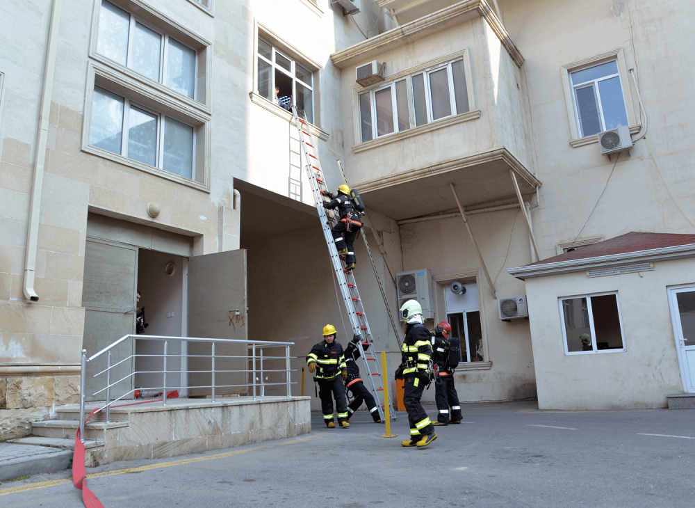 Bakıda məktəbli yanğından təxliyə zamanı özünü binadan atdı (Fotolar)