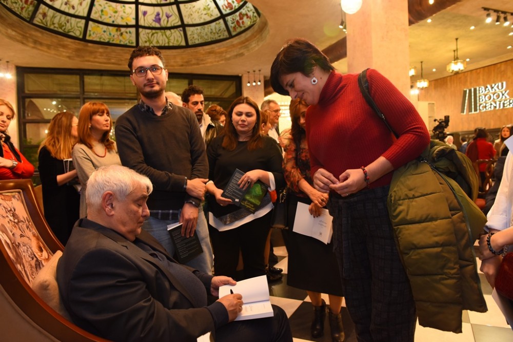 Kamal Abdullanın “Sirlərin sərgüzəşti” kitabının təqdimatı oldu - FOTO