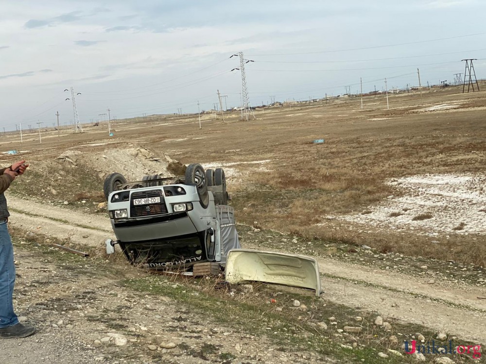 Siyəzəndə yük maşını aşdı, yaralı var - FOTO