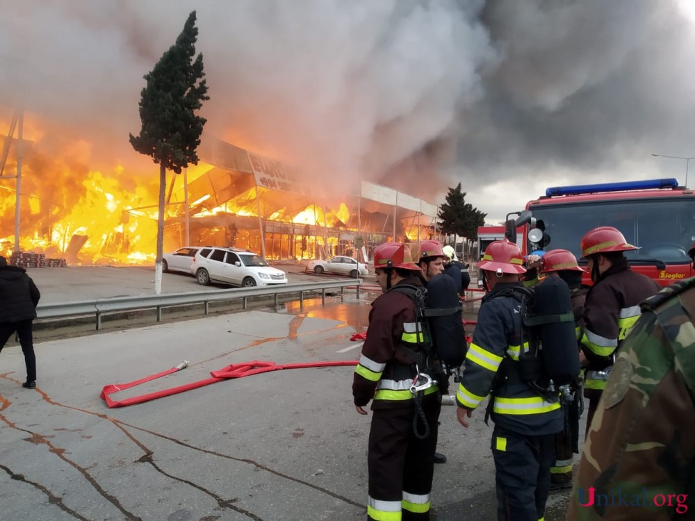 Bakıda yanan tikinti bazarından son görüntülər - FOTO-VİDEO