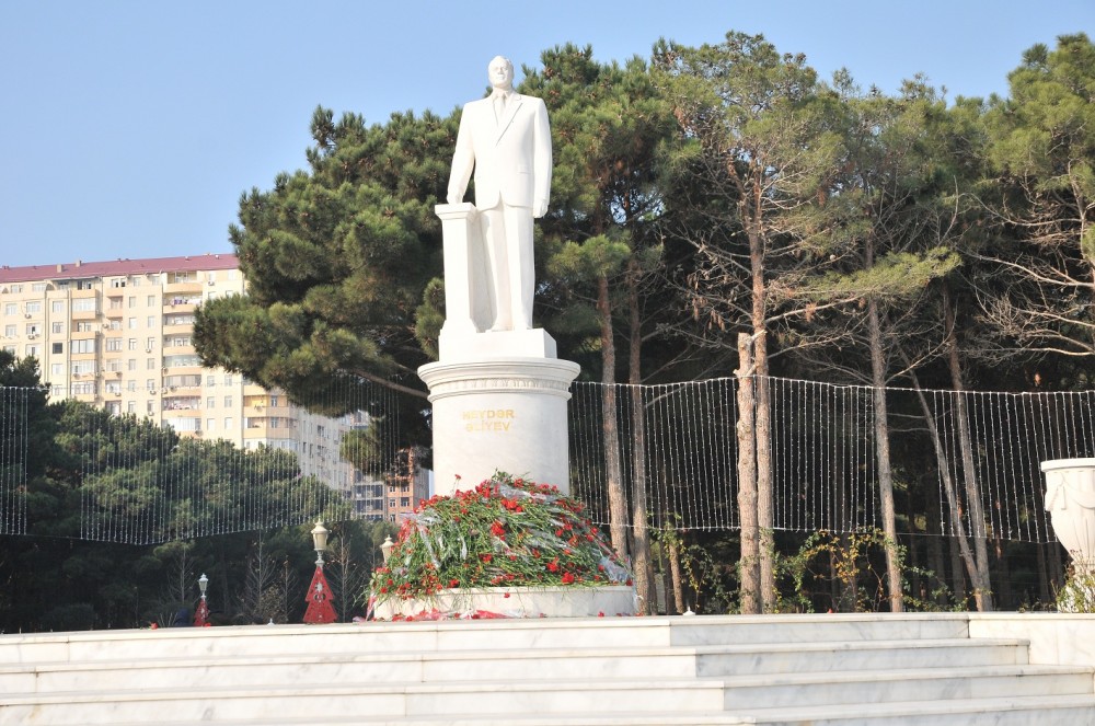 Abşeronlular Heydər Əliyevin anım gününü qeyd etdi - FOTOLAR