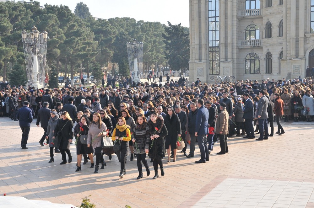 Abşeronlular Heydər Əliyevin anım gününü qeyd etdi - FOTOLAR