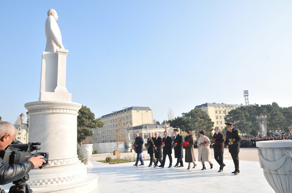 Abşeronlular Heydər Əliyevin anım gününü qeyd etdi - FOTOLAR