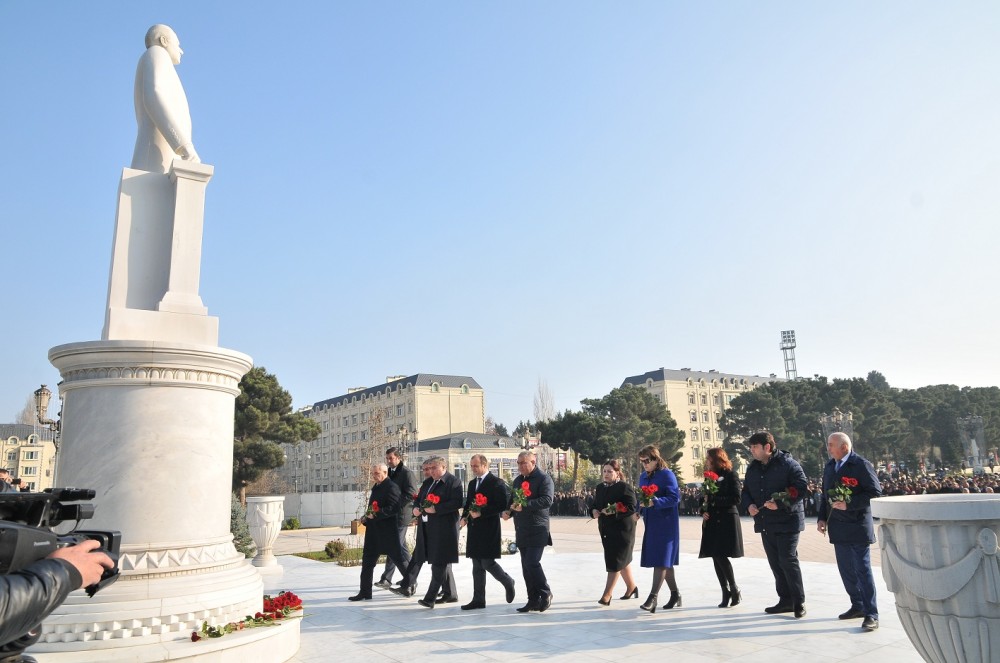 Abşeronlular Heydər Əliyevin anım gününü qeyd etdi - FOTOLAR