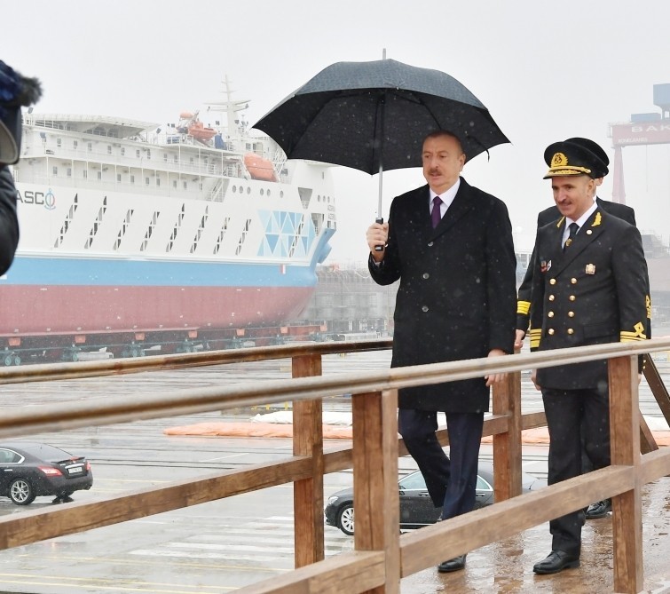 İlham Əliyev “Laçın” tankerinin istismara verilməsi mərasimində - FOTOLAR