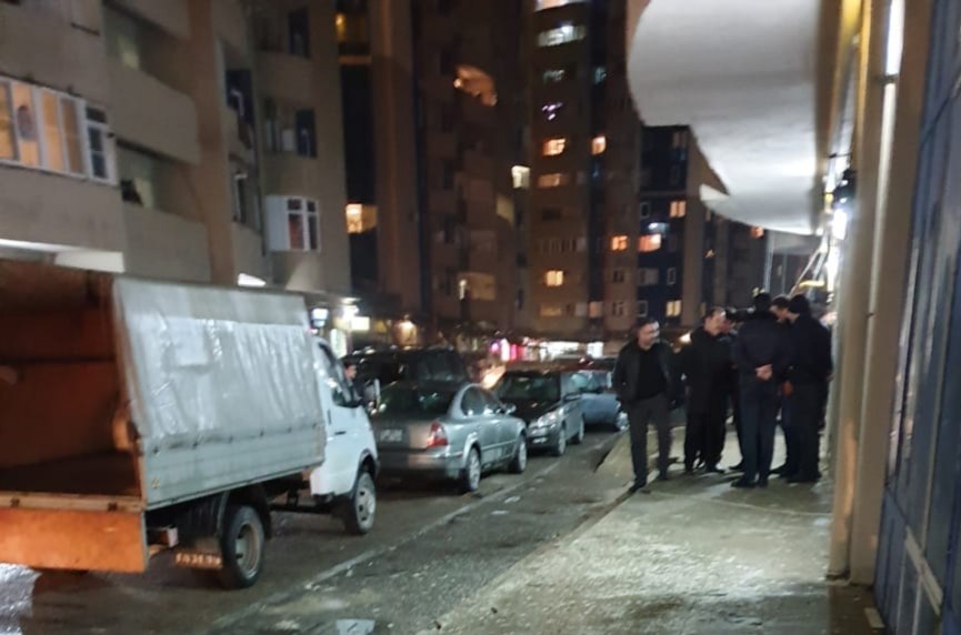 Bakıda ana və qızının öldürüldüyü evin sahibi məmurdur (Foto)