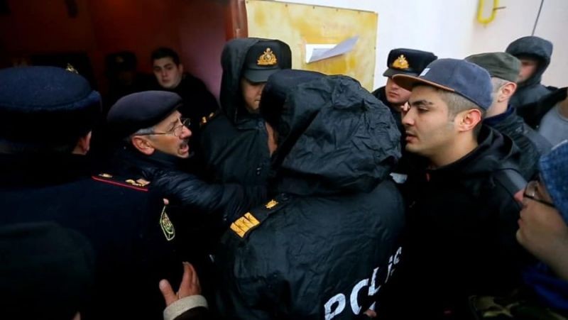 Bakıda icra hakimiyyətinə görə intihara cəhd etdilər - Başçı hadisə yerinə gəldi (Foto)