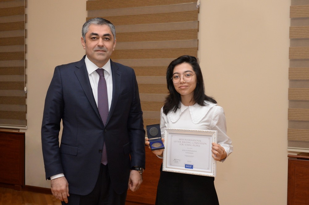 Ramin Quluzadə dünya üçüncüsü olan şagirdə medalını təqdim etdi - FOTO