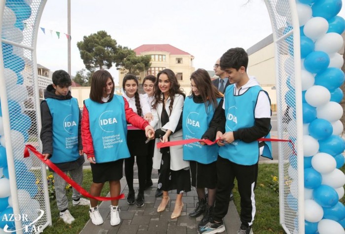 Leyla Əliyeva abadlaşdırılan növbəti həyətin açılışında - FOTOLAR