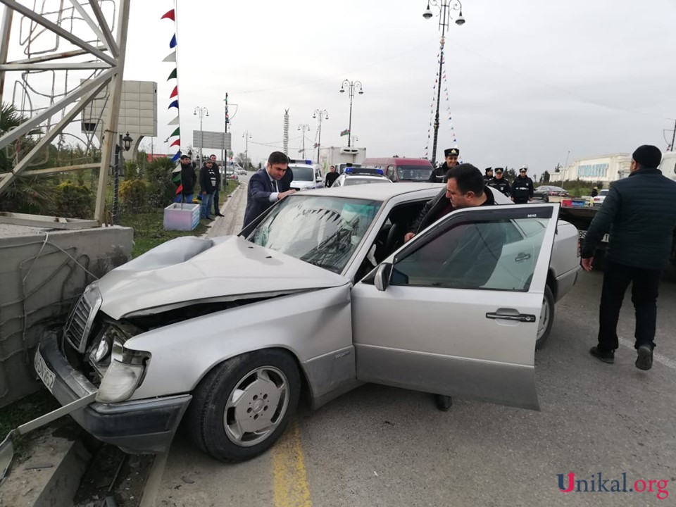 Piyadanı vurub, dirəyə çırpıldı - FOTOLAR