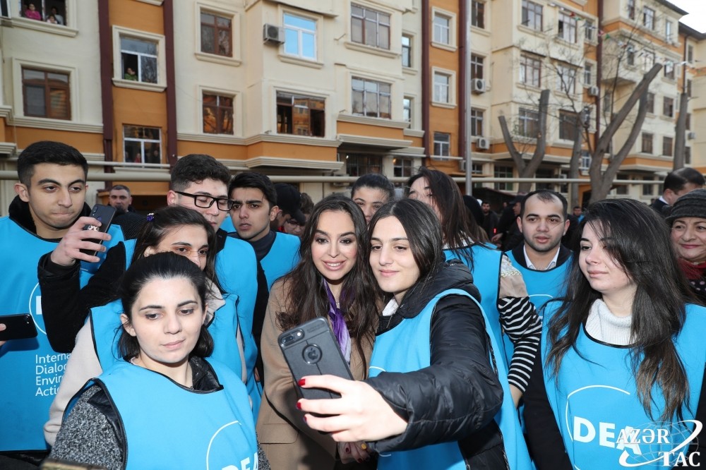 Leyla Əliyeva yeni həyətin açılışında - FOTOLAR