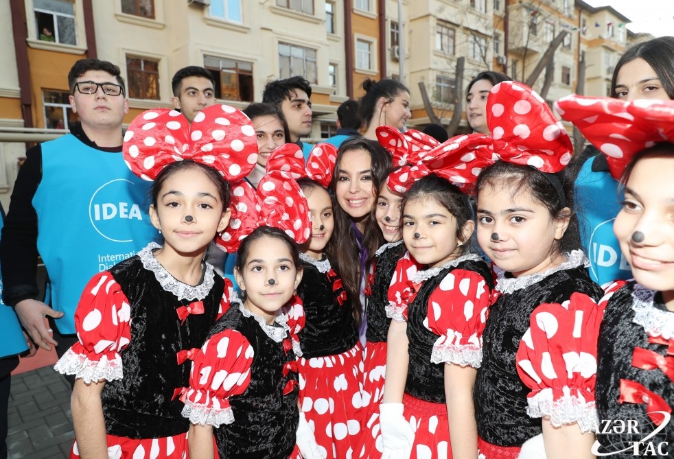 Leyla Əliyeva yeni həyətin açılışında - FOTOLAR