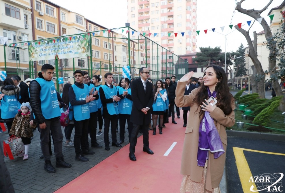 Leyla Əliyeva yeni həyətin açılışında - FOTOLAR