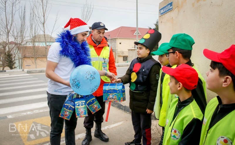 BNA azyaşlıları canlı svetoforla tanış etdi - FOTOLAR