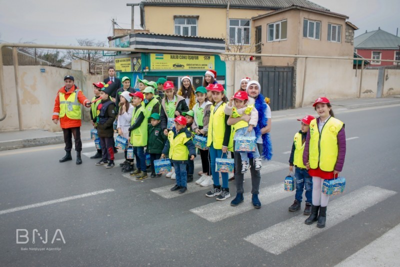 BNA azyaşlıları canlı svetoforla tanış etdi - FOTOLAR