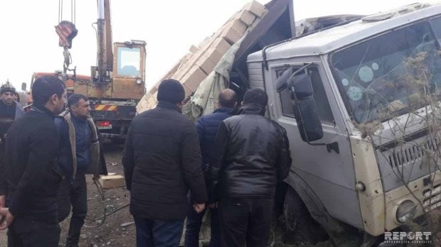 Ucarda “ZİL” "KamAZ"a çırpıldı - FOTOLAR