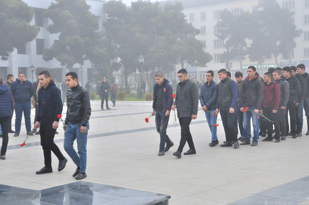 Gənclər böyük ruh yüksəkliyi ilə hərbi xidmətə yola düşürlər - FOTO