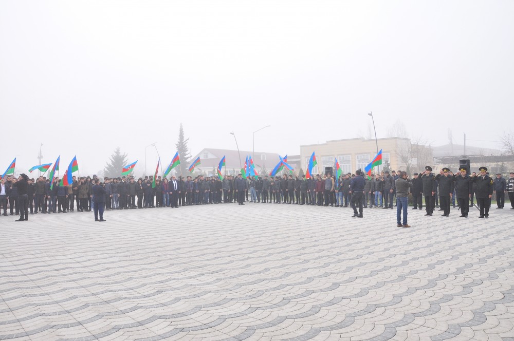 Gənclər böyük ruh yüksəkliyi ilə hərbi xidmətə yola düşürlər - FOTO