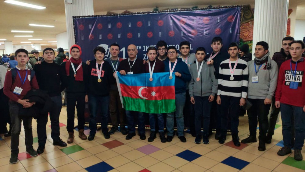 Tanınmış jurnalistin oğlu qızıl medal qazandı - FOTO